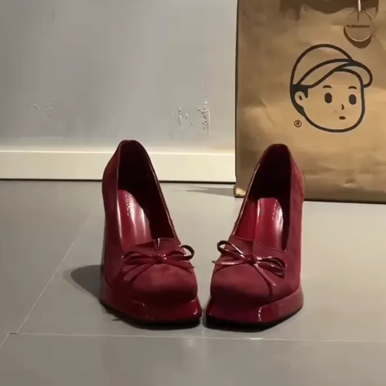 甜美风玛丽珍鞋女2026春季新款酒红色蝴蝶结女高粗跟方头气质单鞋