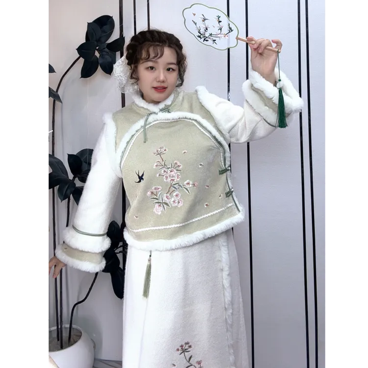 码加加56893胖MM2025秋冬新款新中式刺绣百搭显瘦旗袍连衣裙套装