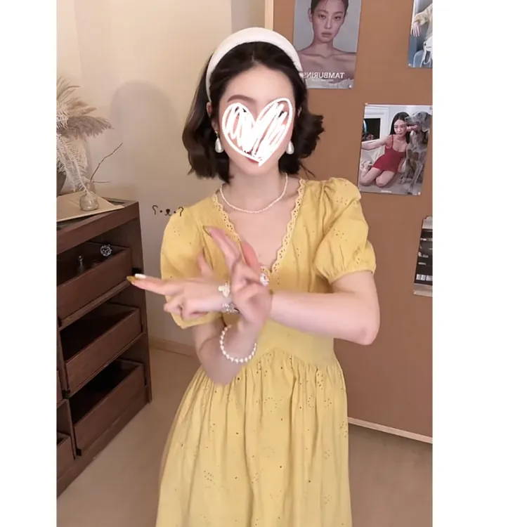 2025夏季上新阳光女孩V领刺绣镂空花海边度假气质高腰连衣裙1122