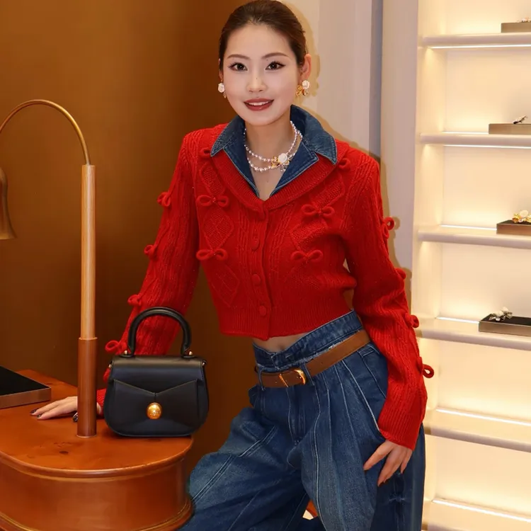 拉家白鹿2026早春上衣时尚红色立体蝴蝶结装饰牛仔拼接针织外套
