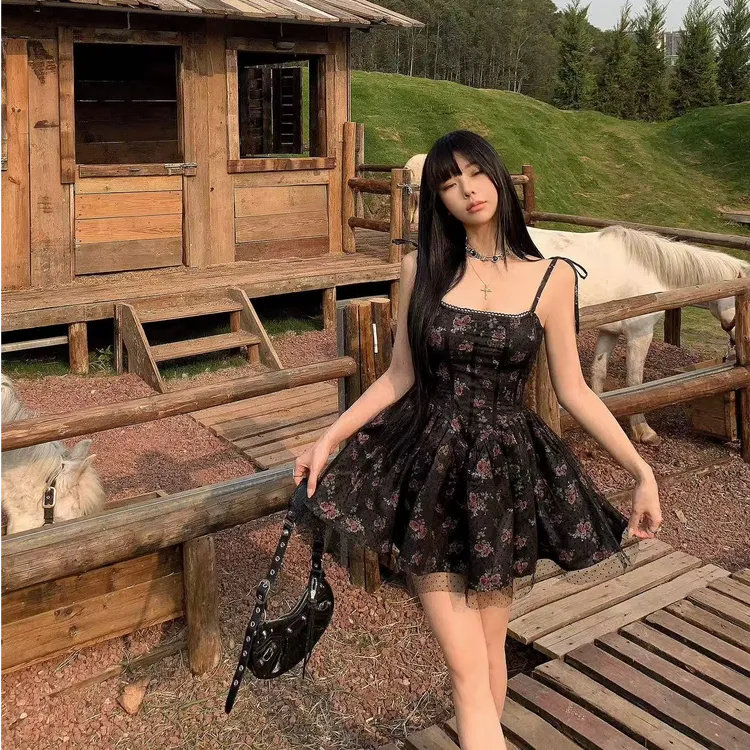  薄雾星夜黑色波点蕾丝连衣裙女夏季新款收腰碎花公主裙显瘦短裙