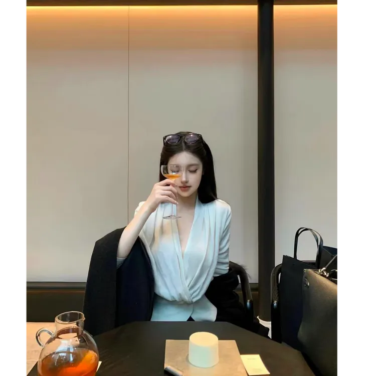 优雅温柔v领抽褶设计针织上衣女秋季新款气质软糯针织衫配休闲裤