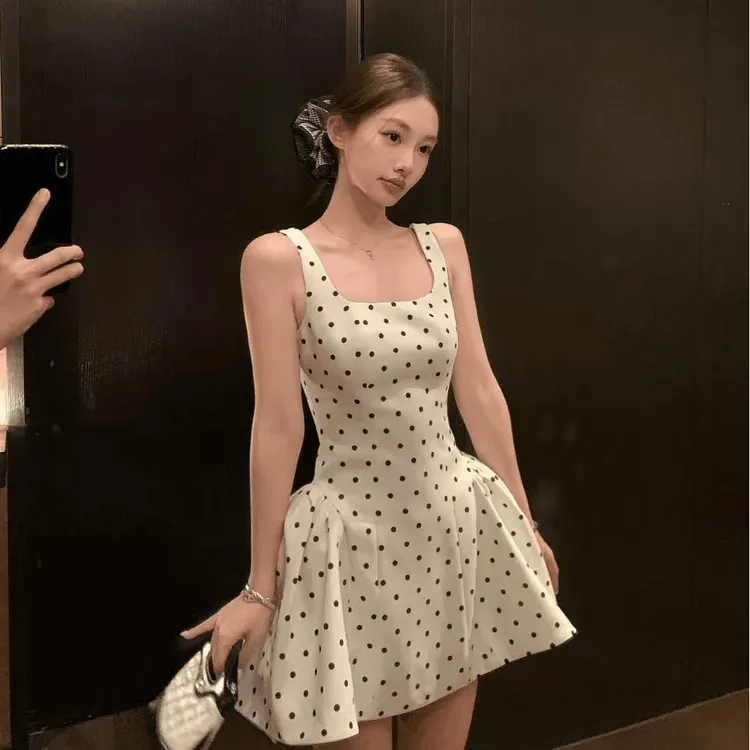 法式纯欲无袖波点吊带连衣裙子女夏季设计感小众收腰气质显瘦短裙