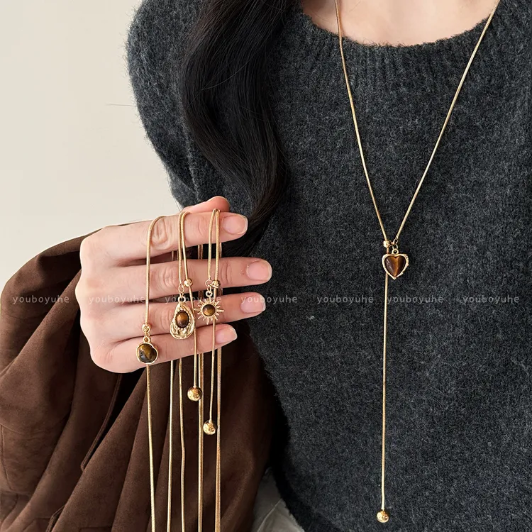 铜合金项链 美拉德复古爱心虎眼石项链女轻奢小众高级毛衣链配饰 