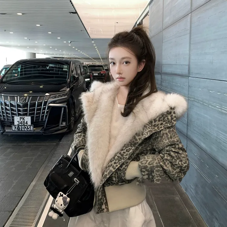 溪溪靓衫冬季新款连帽大毛领斜拉链棉服外套女