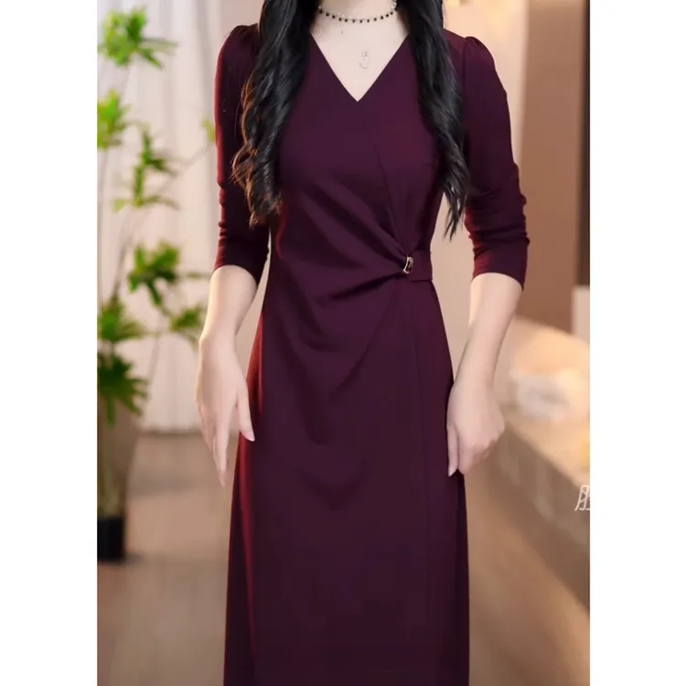 胜美女装2025秋季新樱桃红色V领收腰系带优雅时尚气质显瘦连衣裙