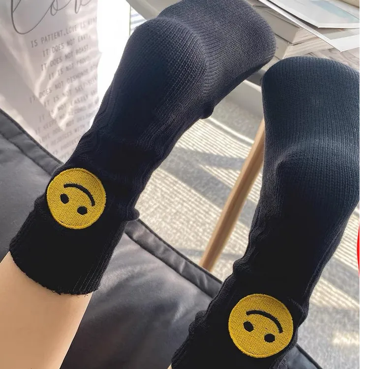 港维斯黑白新款简约袜子女后跟可爱笑脸中筒袜日系堆堆袜纯色