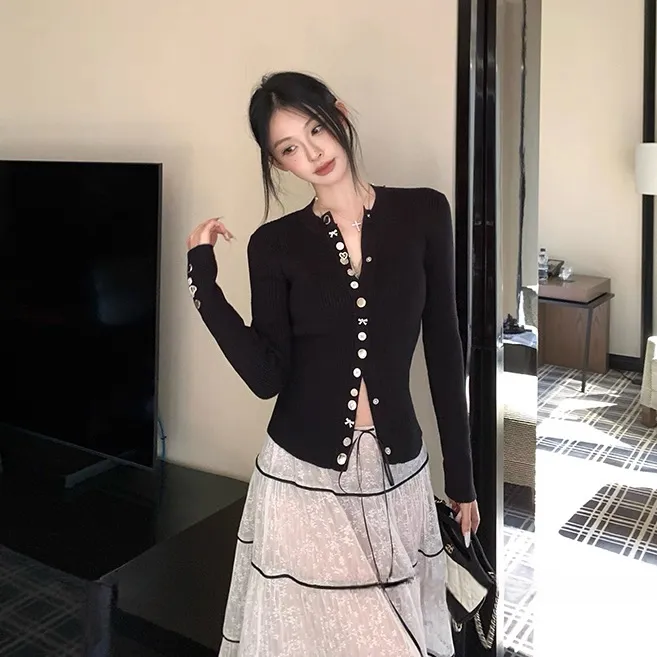 [名伶千金]设计感纽扣针织衫女法式小众气质长袖薄毛衣1950#