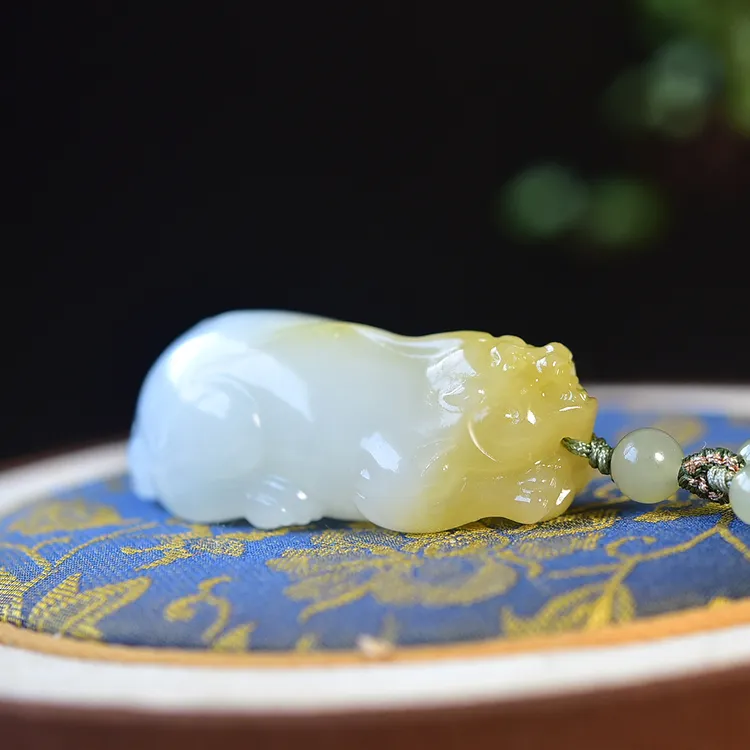天然和田玉糖白料貔貅吊坠男女款玉石皮丘项链挂件俏色挂坠