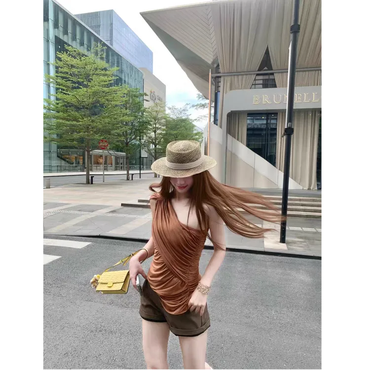 法式复古设计感斜肩不规则褶皱吊带背心上衣女配百搭显瘦短裤套装