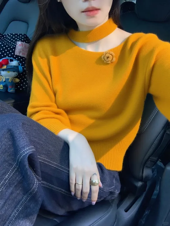 今年流行爆款巨好看上衣不撞款绝美橘色挂脖立体花朵针织衫女秋冬