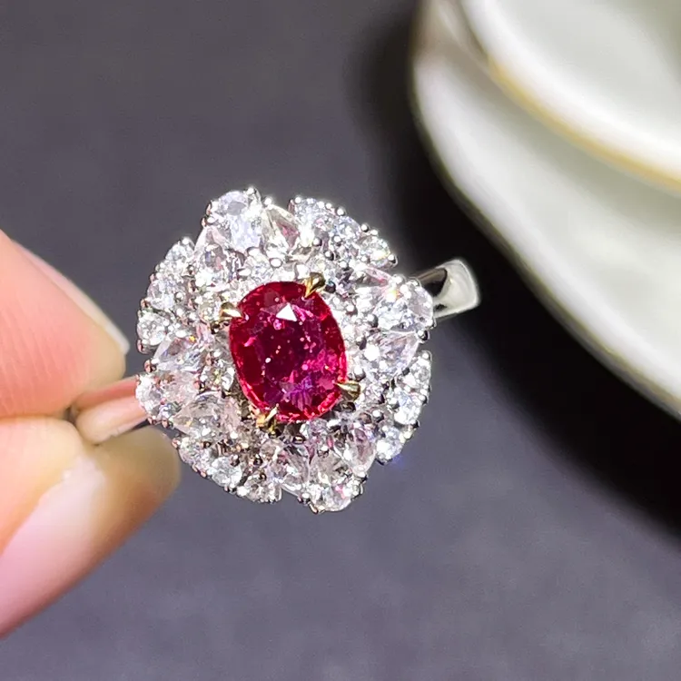 主石0.64克拉，18K金镶嵌天然无烧帕帕拉恰蓝宝石戒指