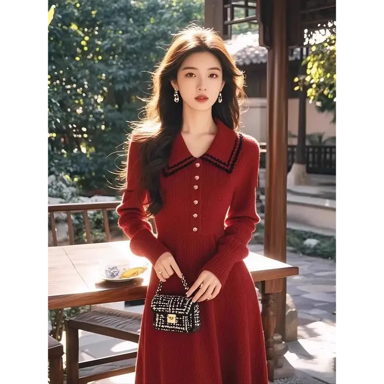 2025秋冬新年战袍穿搭本命年高级感小香风红色针织长袖连衣裙长裙