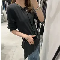 25692时髦博主内搭 下摆木耳边不规则纽扣磨毛上衣