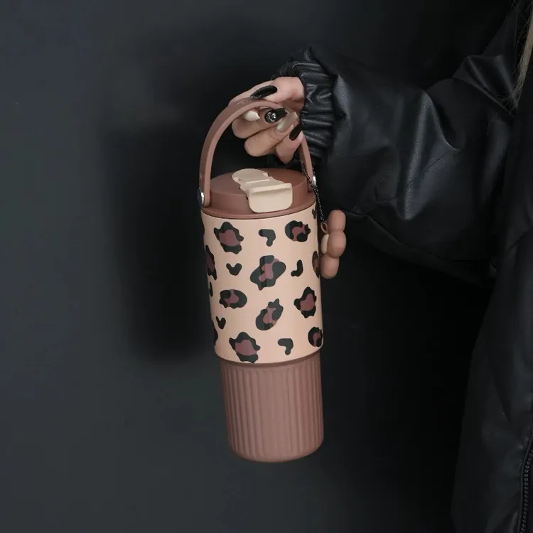 世大家2025新款吸管保温杯女生大容量斜挎水杯车载高颜值便携杯子