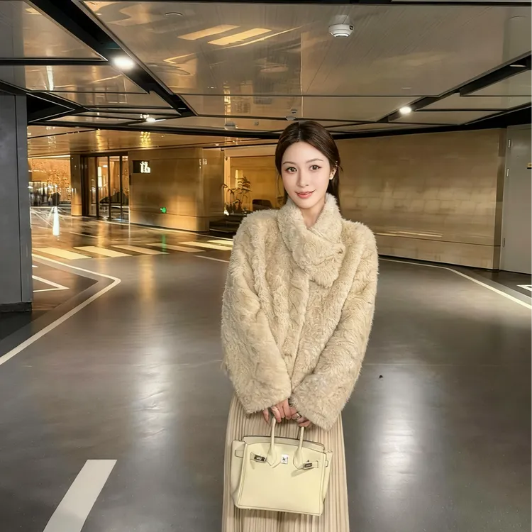 [咸鱼翻身]2025秋冬新款环保皮草女羊羔毛短款高级感皮毛一体围巾领毛毛外套