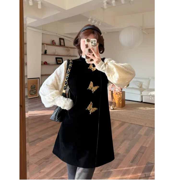 蕾英俊-鎏金岁月-新中式丝绒蝴蝶刺绣仿皮草边旗袍马甲裙JFD6783