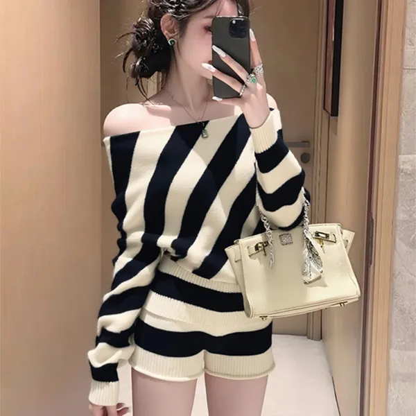 2025秋季超火一整套炸街减龄时尚大方得体穿搭条纹毛衣两件套装