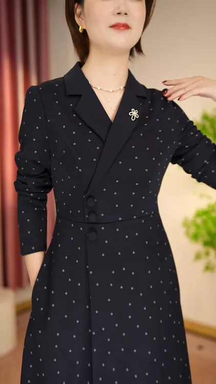 1-2025秋季蓝底波点连衣裙西服领自然收腰过膝显瘦年轻洋气精致