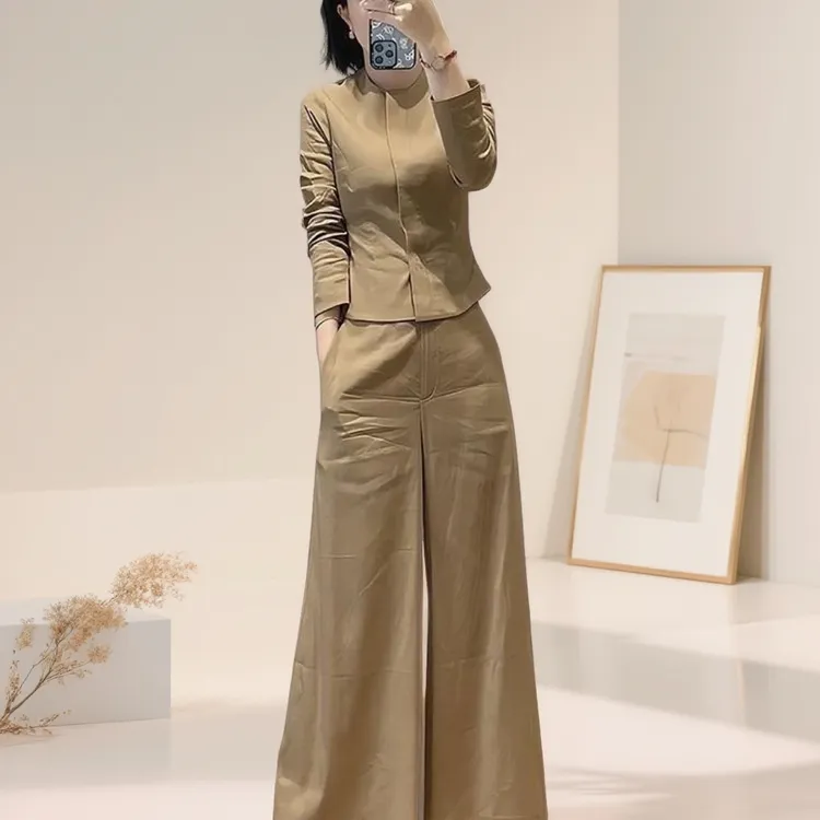 立赐大方得体穿搭一整套卡其色上衣套装高端气质小香风掐腰巨好看