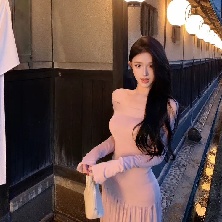 法式一字肩针织连衣裙女2026冬季高级感气质长袖露肩收腰大摆长裙