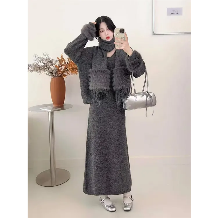 设计感毛毛拼接针织套装秋冬新款宽松v领毛衣+半身裙配围脖三件套