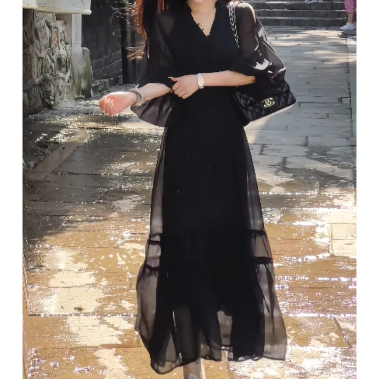 法式赫本风黑色高级感V领长袖连衣裙女秋季收腰款设计感A字长裙子