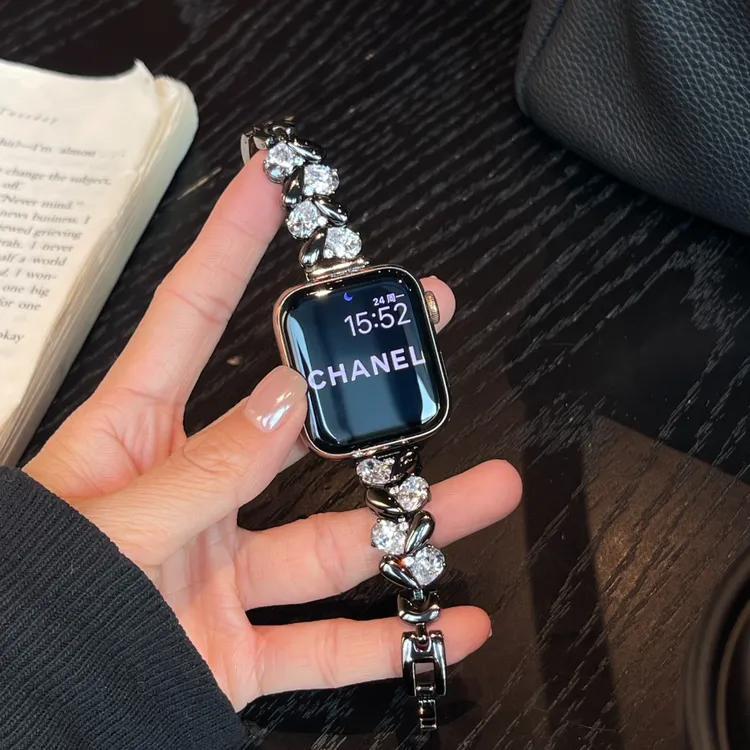 适用苹果iWatch11手表S9/10新款S8/7/6金属镶钻爱心皓石表带