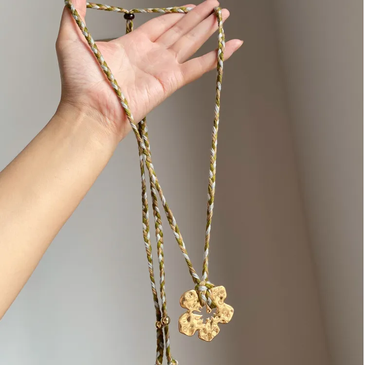 铜合金项链 博主同款复古金色花朵穿绳项链个性时尚度假风编织颈