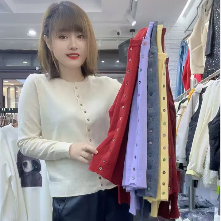 实体店简约净版小彩扣舒适百搭针织衫打底衫外穿