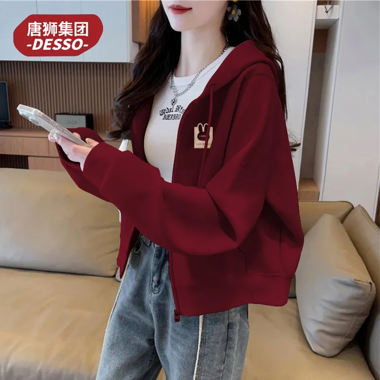 唐狮集团DESSO酒红色韩系短款连帽卫衣外套女款爆款2025新款上衣