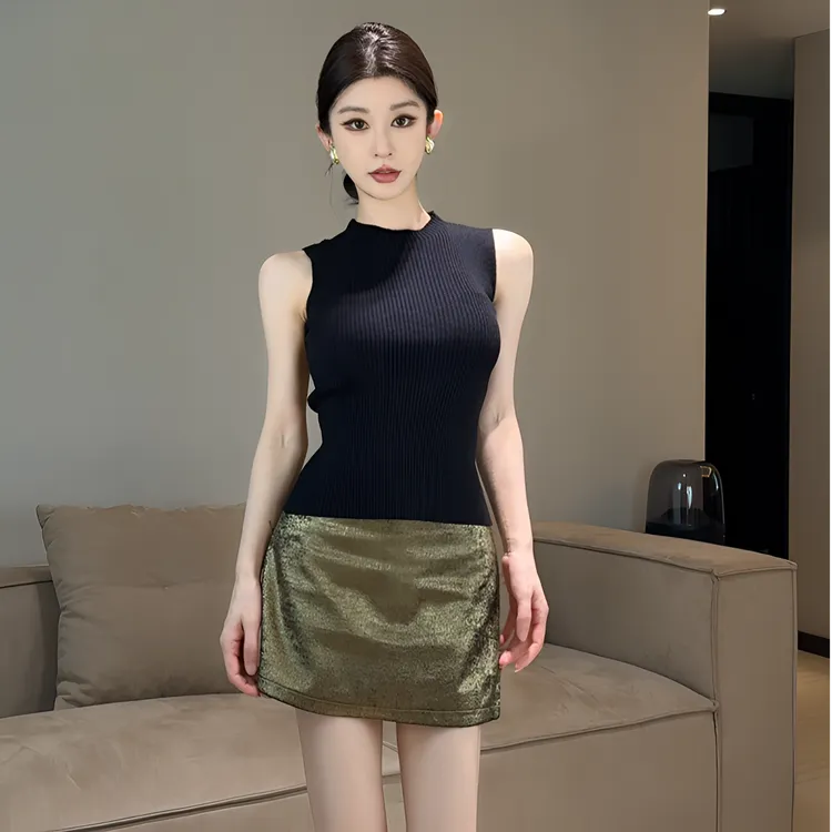 黑色半高领无袖针织背心+烫金修身显瘦短裙套装