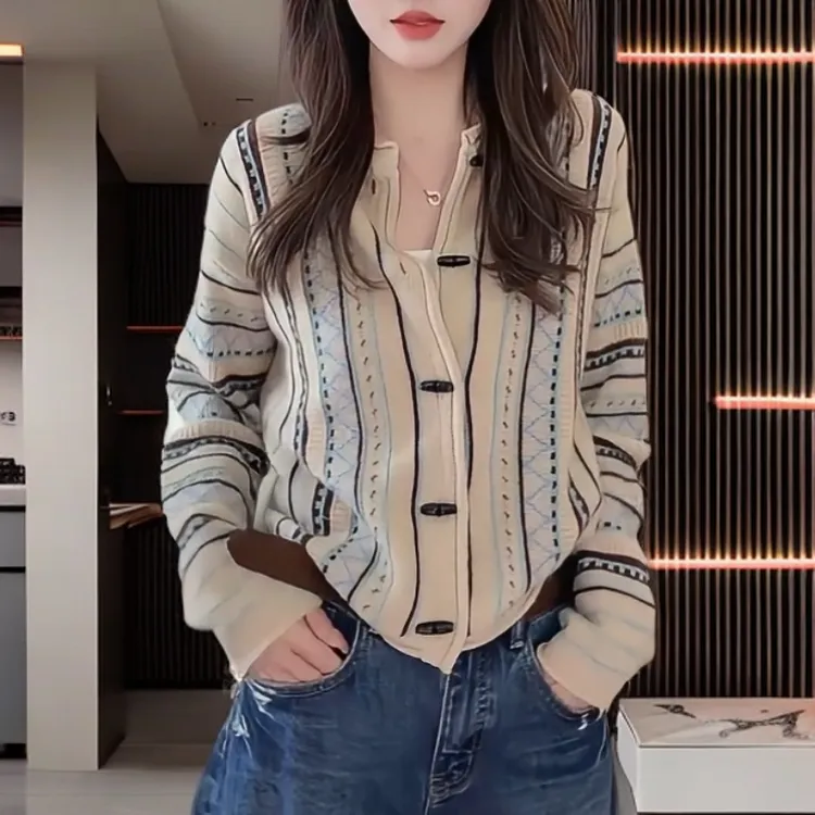 2025税冬时尚设计感牛角扣毛衣洋气提花减龄长袖针织衫