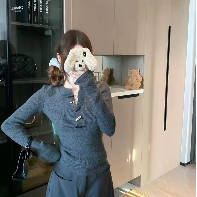 别致修身v领纽扣打底衫女内搭秋冬毛衣淡人高知独特长袖针织上衣