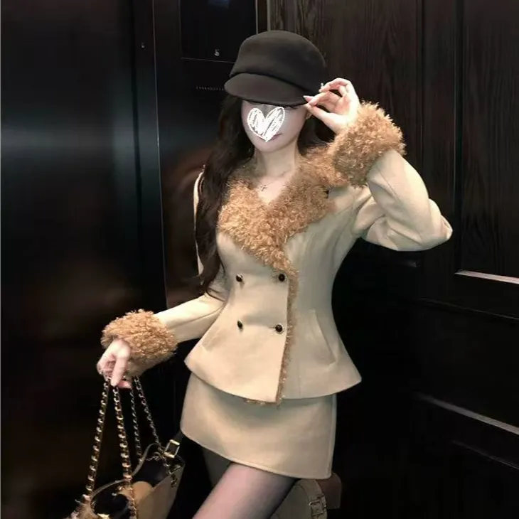 【延续经典】 冬季复古翻领毛毛拼接双排扣夹棉呢子外套女