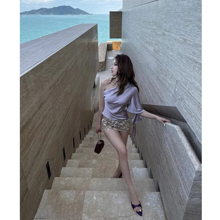 不规则斜肩衬衫女夏季高级感修身收腰衬衣纯欲风上衣配显瘦半身裙