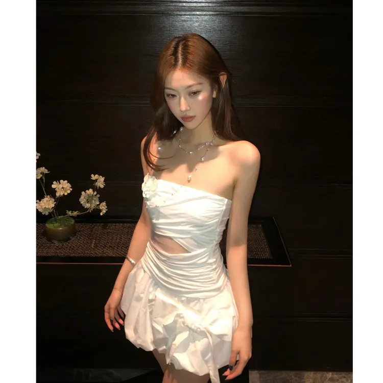 2025夏季新款设计感白色花朵针织抹胸背心气质短上衣女配半身裙