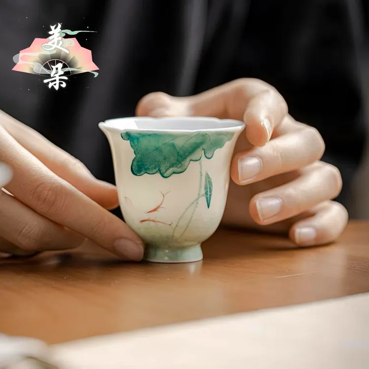 美朵|釉下彩手绘荷花茶杯家用花口聚香闻香杯手工白瓷品茗主人杯