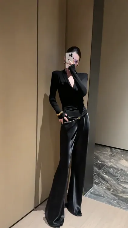 2025年夏季新款纯欲气质修身V领绝美上衣垂感时尚休闲裤两件套女