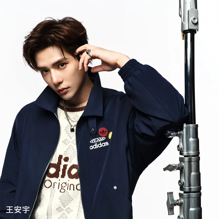 adidas/阿迪达斯新款 王安宇同款男女时尚梭织宽松夹克外套KC0135