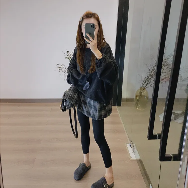 超火秋季穿搭一整套女2025新款拼接假两件针织衫百搭鲨鱼裤两件套