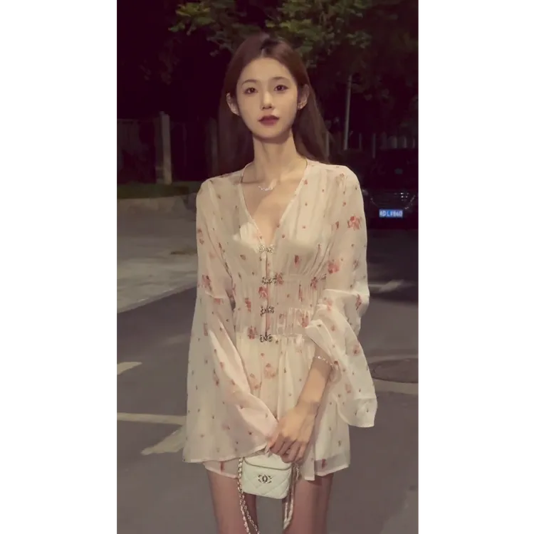 2025夏季气质法式超仙V领碎花雪纺连衣裙喇叭袖短裙配高腰短裤女