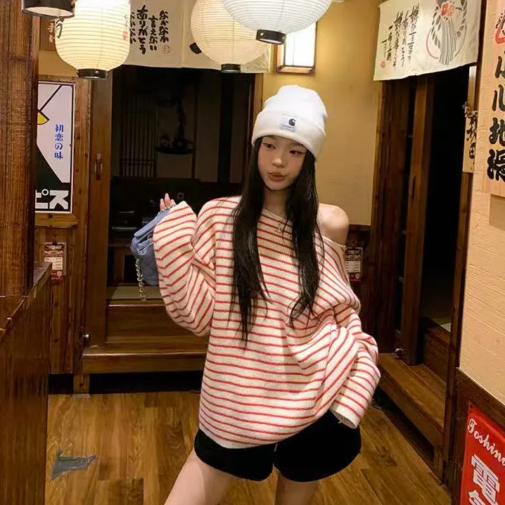 红白条纹斜肩长袖毛衣慵懒高级感针织衫女秋冬季宽松休闲露肩潮