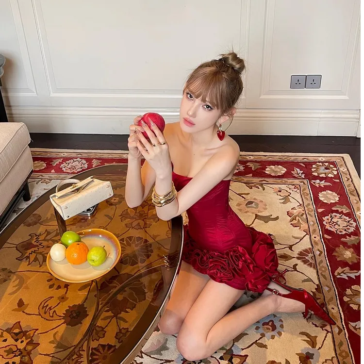 Z6933纯欲风性感抹胸连衣裙女春新款气质修身显瘦立体装饰连衣裙