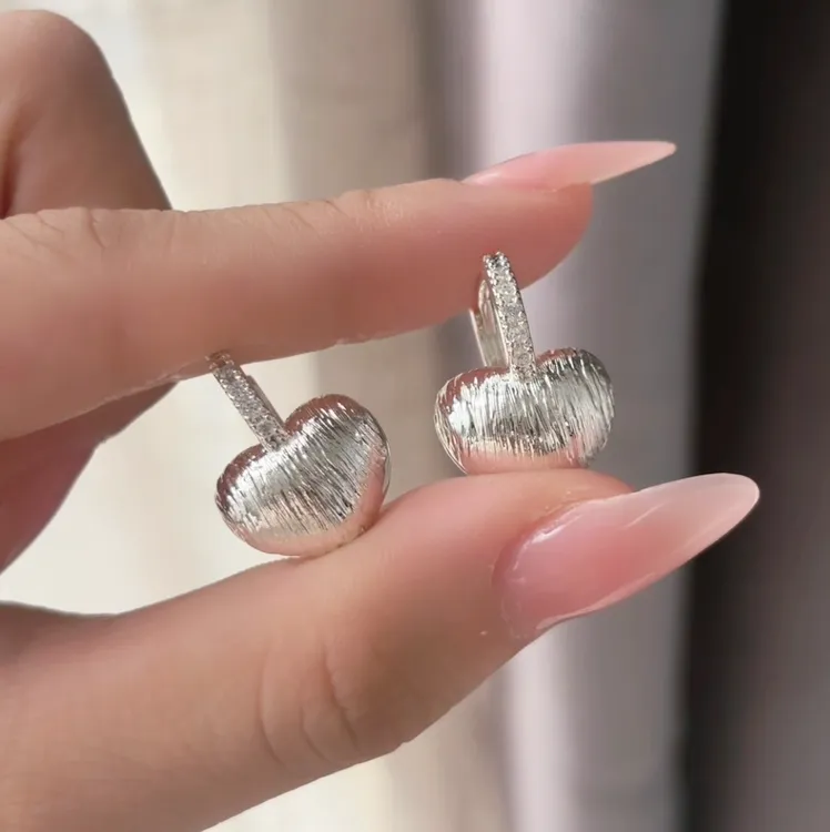 铜合金耳饰 磨砂拉丝质感爱心吊坠耳扣高级感气质耳饰