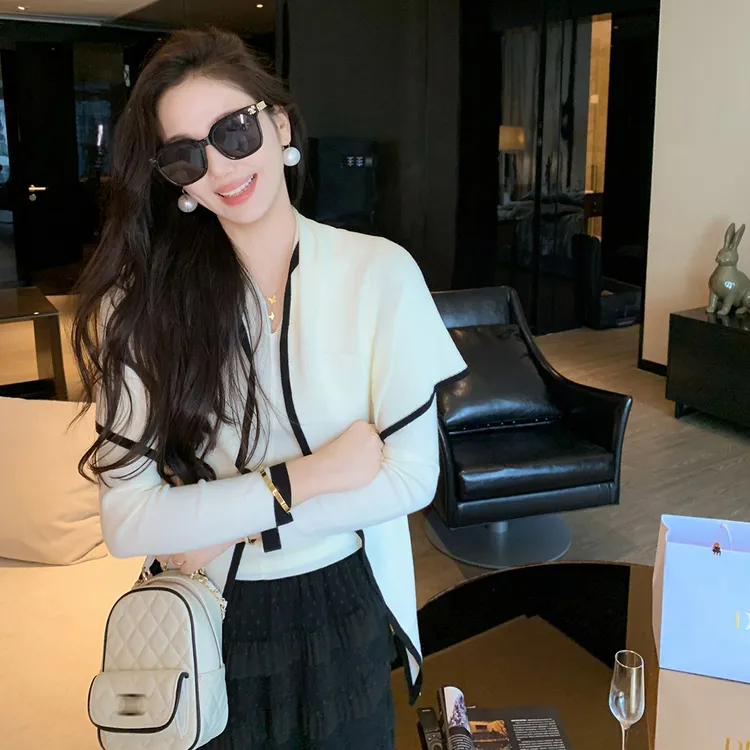 2025年秋季新款真两件毛衣女气质三角披肩设计感时尚针织衫W2-15