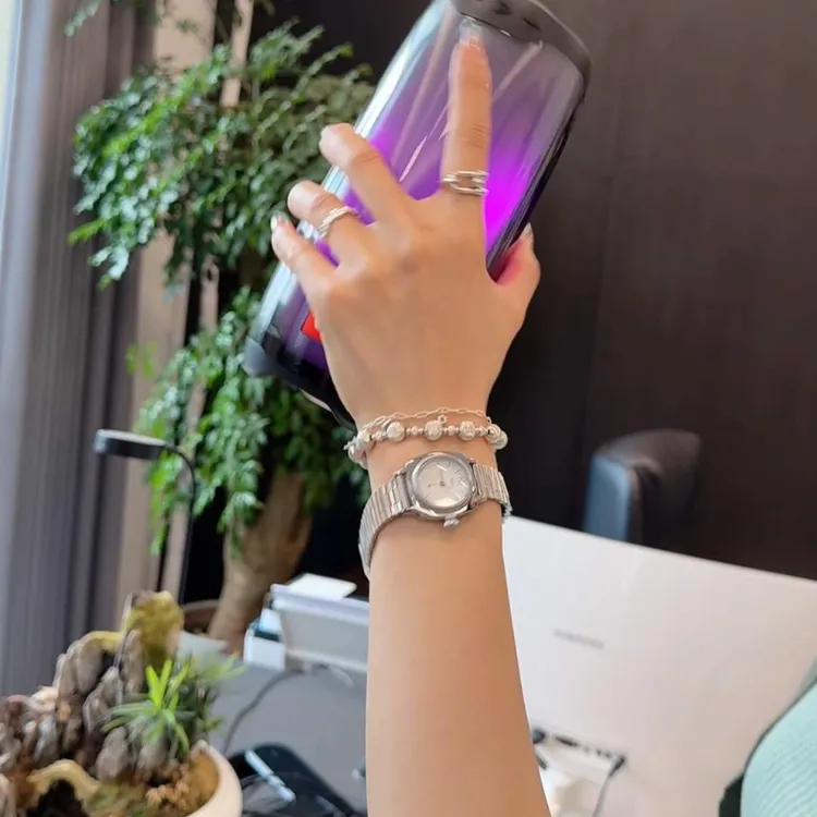 女款水晶手表简约精致手表气质轻奢时尚百搭腕表防水单表小众潮流