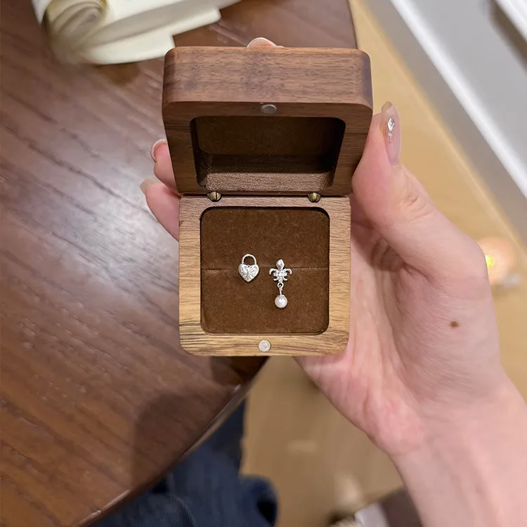 铜合金耳饰 银色鸢尾花爱心耳钉韩系精致小巧百搭不对称耳饰女