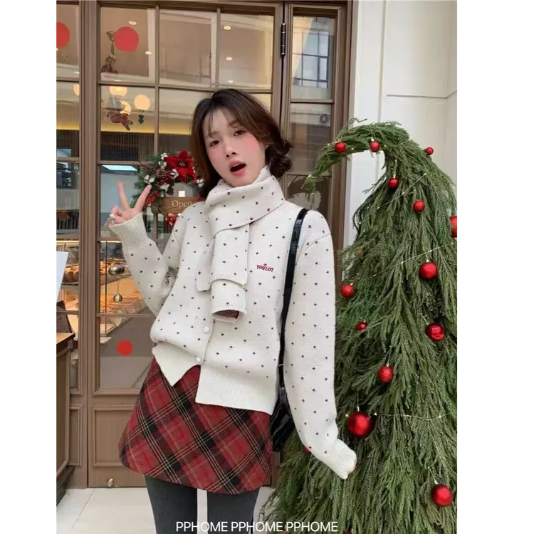 送围巾设计感圆领针织开衫女秋冬新款复古波点百搭温柔风毛衣外套