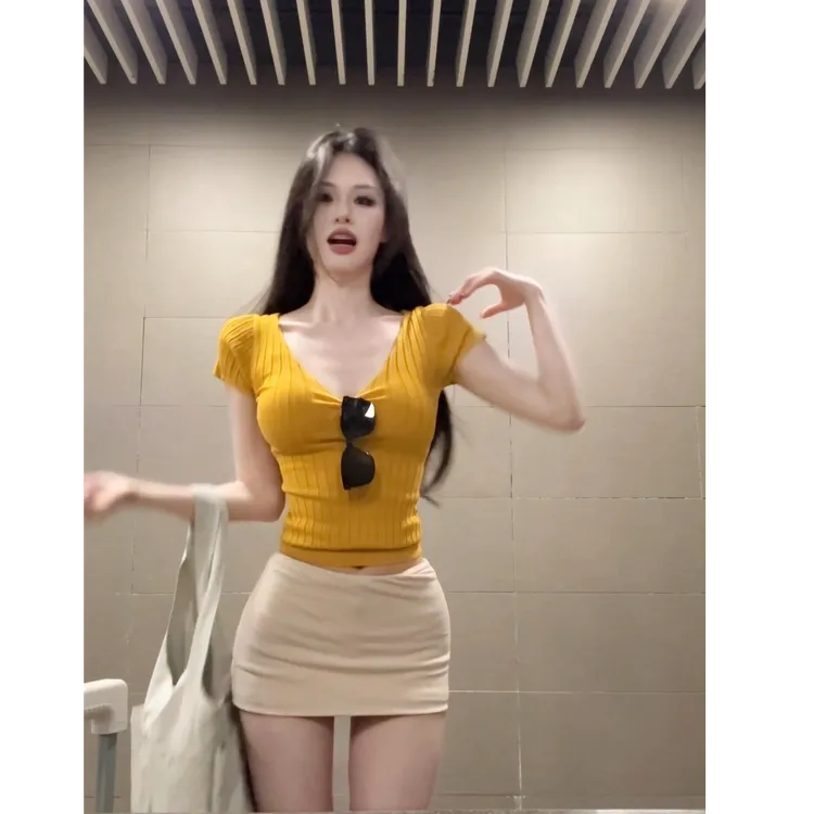 纯欲辣妹姜黄色v领针织t恤百搭短袖设计感包臀裙裤两件套